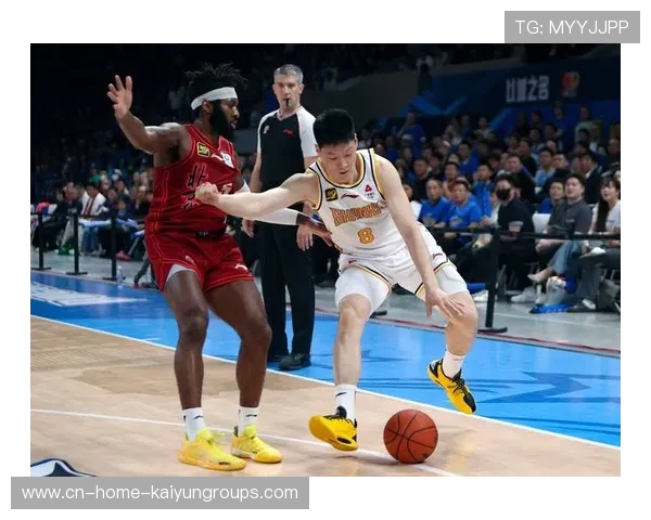 CBA北京后场封盖转为快攻稳稳拿下三分，展现无与伦比的篮球智慧