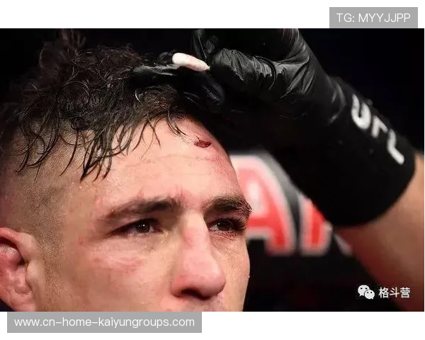 UFC擂台爆出惊人膝击，震撼全场！